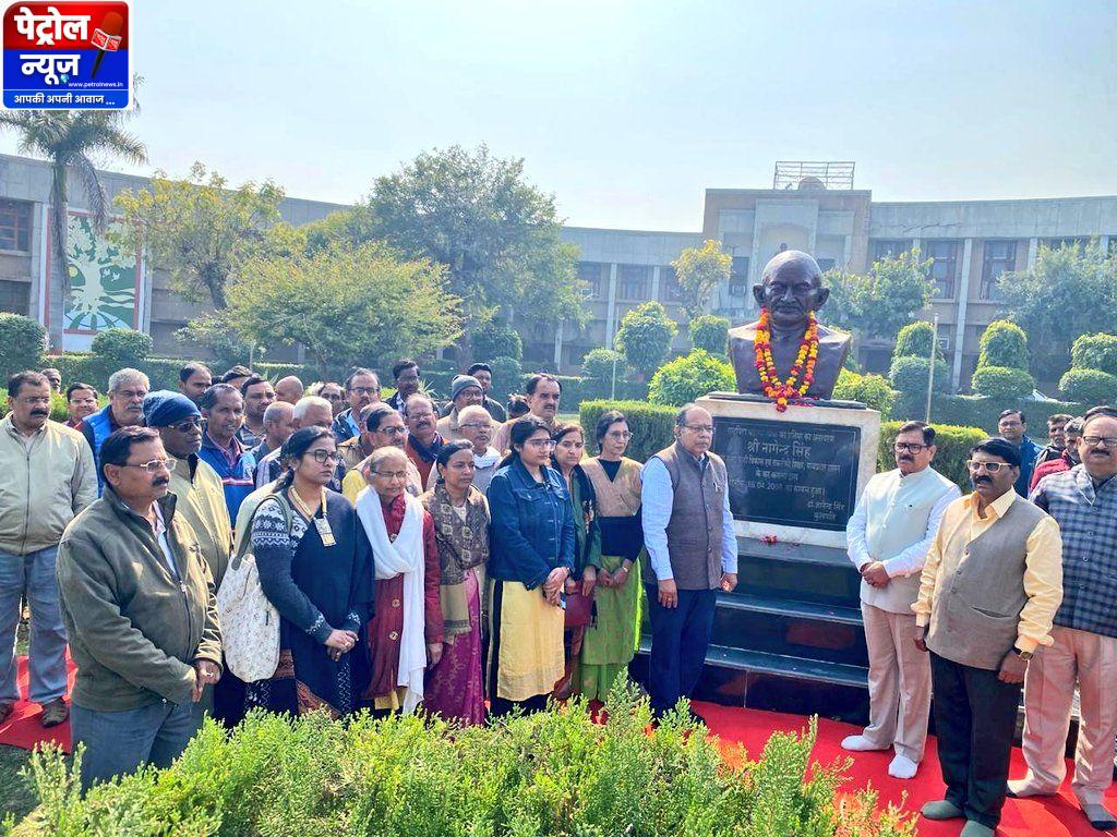 ग्रामोदय विश्वविद्यालय में राष्ट्रपिता महात्मा गांधी को श्रद्धांजलि अर्पित की गई