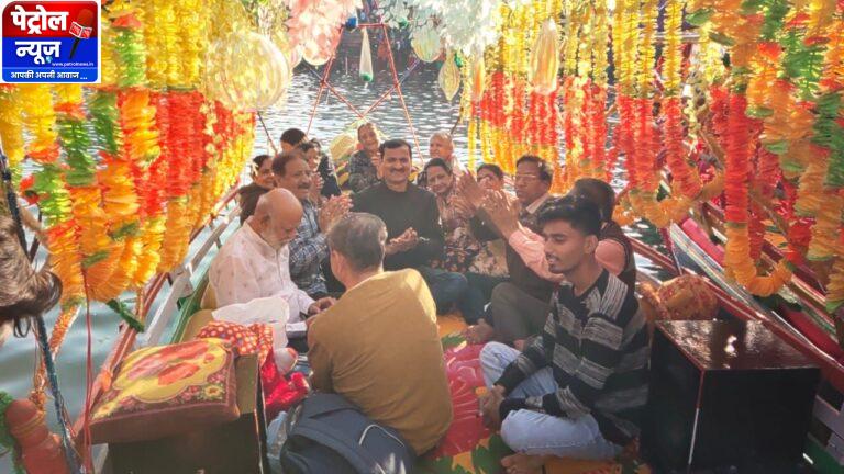 चित्रकूट नौका विहार कर भजन कीर्तन करते नजर आए श्रद्धालु