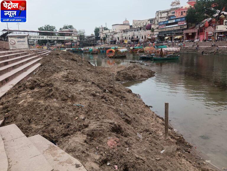 15 दिन से घाट की सीढ़ियों में पड़ी है सैकड़ों ट्राली सिल्ट और जिम्मेदार बेफिक्रबुंदेली सेना ने सतना कलेक्टर से की सिल्ट हटवाने की मांग