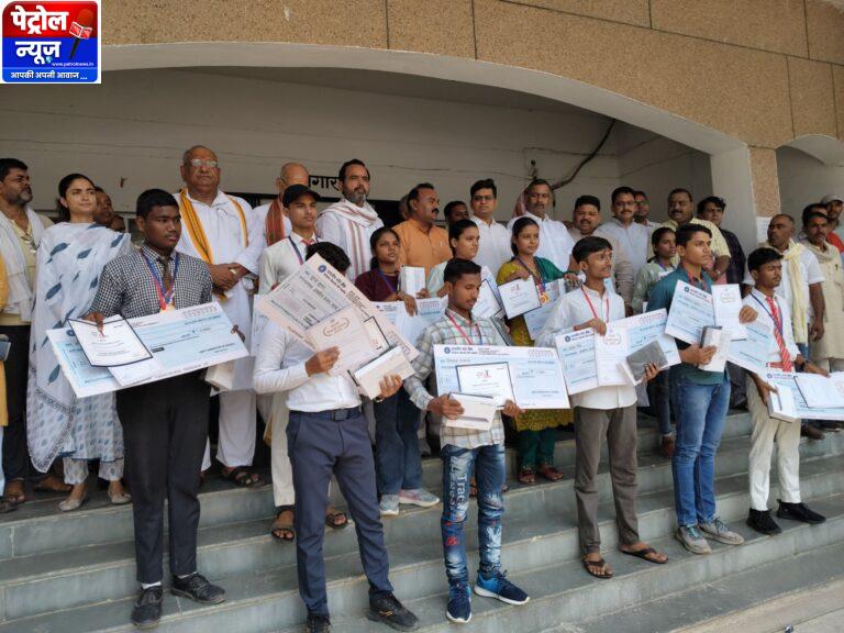 मेधावियों को टैबलेट, प्रशस्ति पत्र और 21 हजार के डेमो चेक से किया गया सम्मानित, मुख्यमंत्री योगी ने किया शुभारंभ