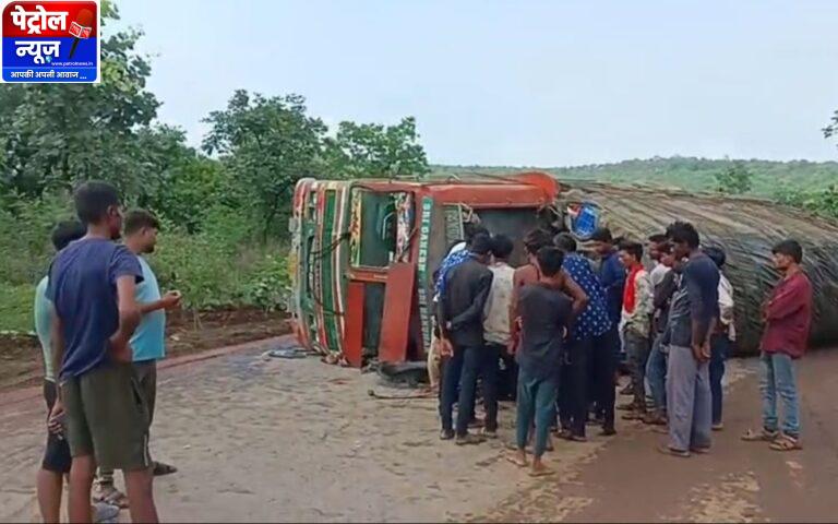सतना चित्रकूट मार्ग में पापरचुआ मोड़ के समीप टमाटर से लोड ट्रक अनियंत्रित होकर पलटा