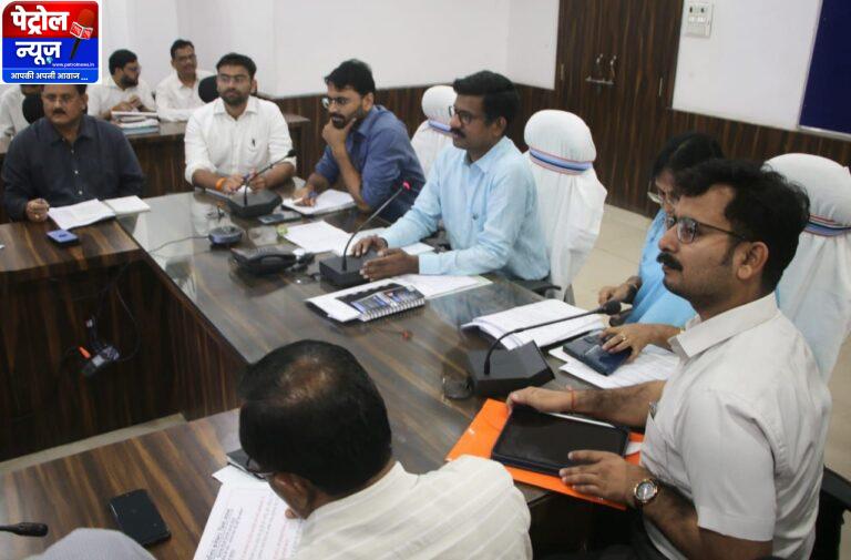 सतना- सोमवार को कलेक्ट्रेट सभाकक्ष में आयोजित समय सीमा प्रकरणों की समीक्षा बैठक