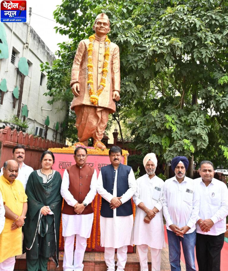 CG: मुख्यमंत्री विष्णुदेव साय ने राष्ट्रपिता महात्मा गांधी और पूर्व प्रधानमंत्री लाल बहादुर शास्त्री की प्रतिमा पर किया माल्यार्पण