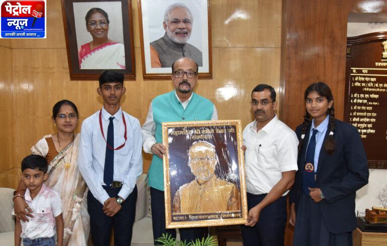 CG : राज्यपाल श्री डेका को मड़ानार स्कूल के बच्चों ने काष्ठ कला से निर्मित पोट्रेट भेंट की