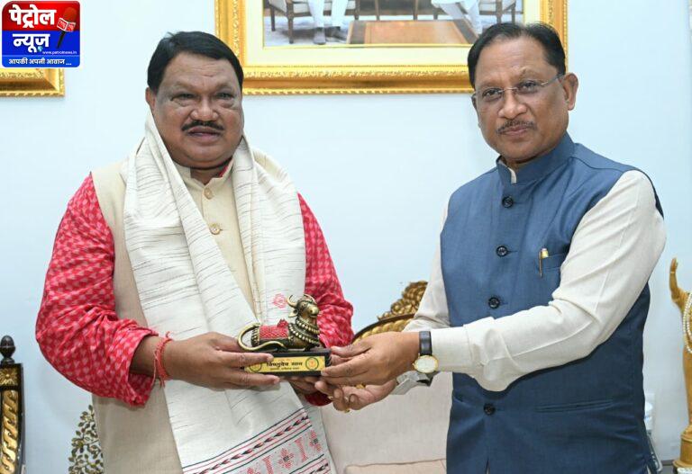 CG: मुख्यमंत्री से केंद्रीय जनजातीय कार्य मंत्री ने की सौजन्य मुलाकात