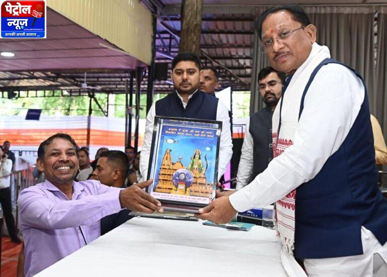 CG:भिलाई के अंकुश ने मुख्यमंत्री को भेंट की संगमरमर पर बनी प्रधानमंत्री की सूक्ष्म प्रतिमा