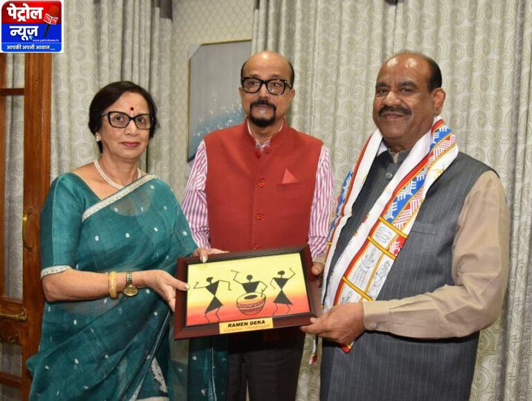 CG : राज्यपाल रमेन डेका ने लोकसभा अध्यक्ष को स्मृति चिन्ह भेंट किया