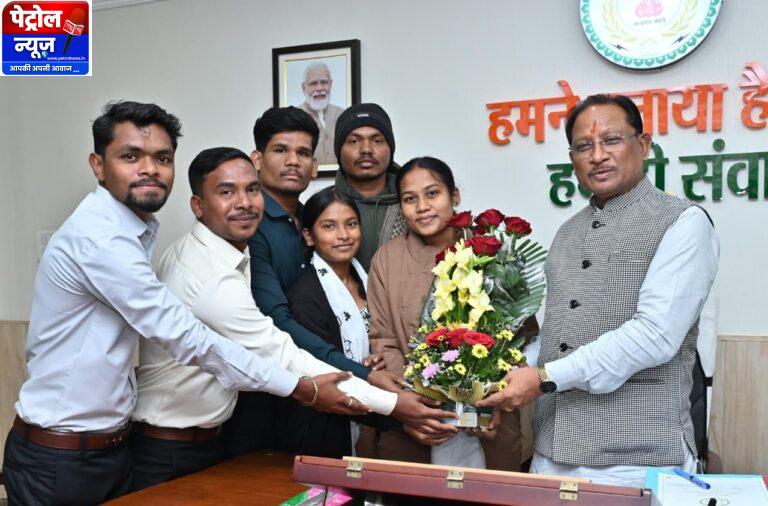 CG : मुख्यमंत्री से आदिवासी बालक छात्रावास के प्रतिनिधिमंडल ने की सौजन्य मुलाकात