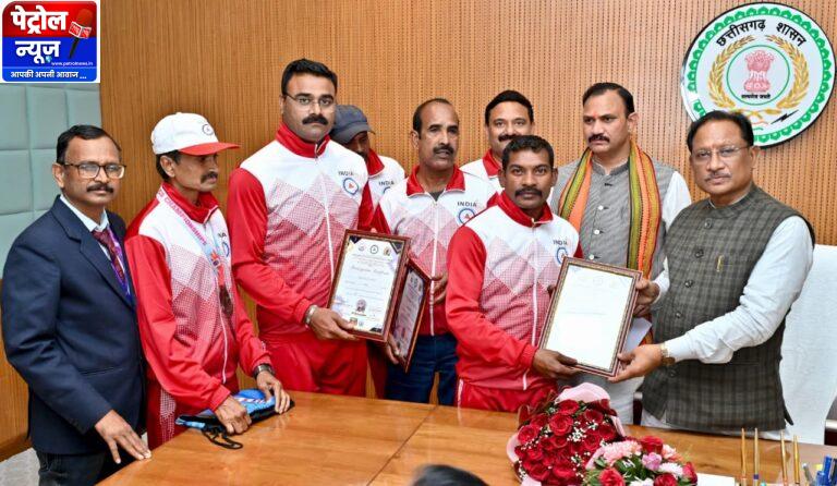 CG : मुख्यमंत्री से मास्टर एथलीट फेडरेशन ऑफ इंडिया के प्रतिभागियों ने की सौजन्य भेंट