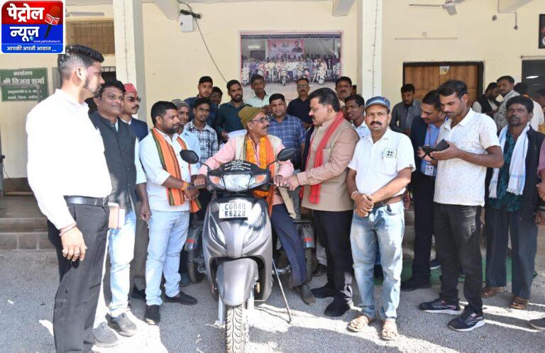 CG: दिव्यांग नेमी सिंह को उपमुख्यमंत्री ने प्रदान की पेट्रोल चलित स्कूटी