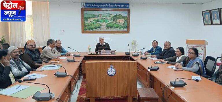 ग्रामोदय विश्वविद्यालय के नए कुलगुरु प्रो आलोक चौबे ने वरिष्ठ अधिकारियों की बैठक ली