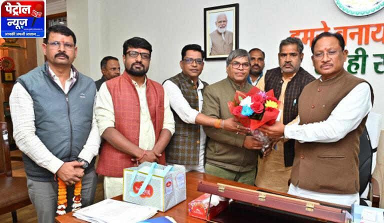 CG: मुख्यमंत्री से वीर शहीद दीपक भारद्वाज स्मृति समिति के सदस्यों की सौजन्य मुलाकात