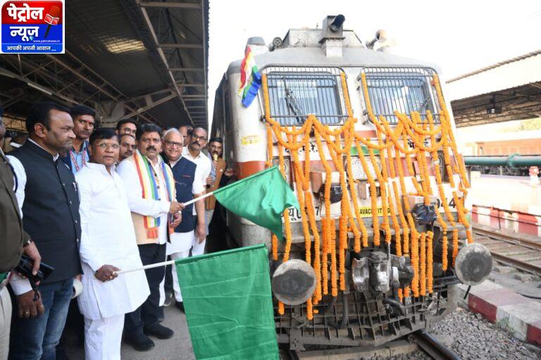 CG: उपमुख्यमंत्री विजय शर्मा ने ‘मूकमाटी एक्सप्रेस’ को हरी झंडी दिखाकर किया रवाना