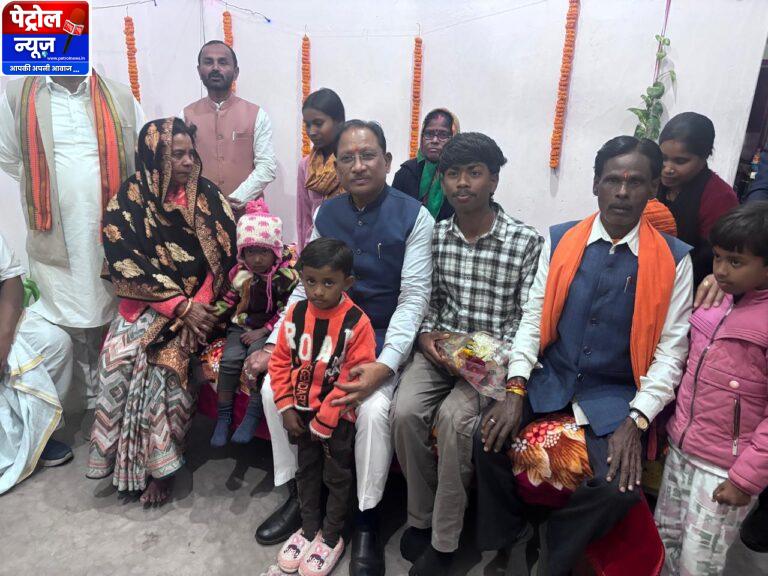 CG : मुख्यमंत्री ने प्रधानमंत्री आवास योजना के हितग्राही के घर पहुँचकर जाना ज़मीनी अनुभव