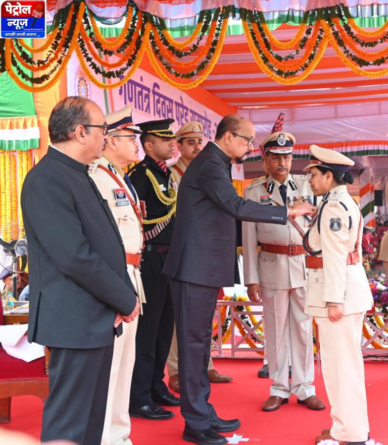 CG : राज्यपाल ने गणतंत्र दिवस समारोह में वीरता, शौर्य एवं उत्कृष्ट सेवा के लिए किया सम्मानित