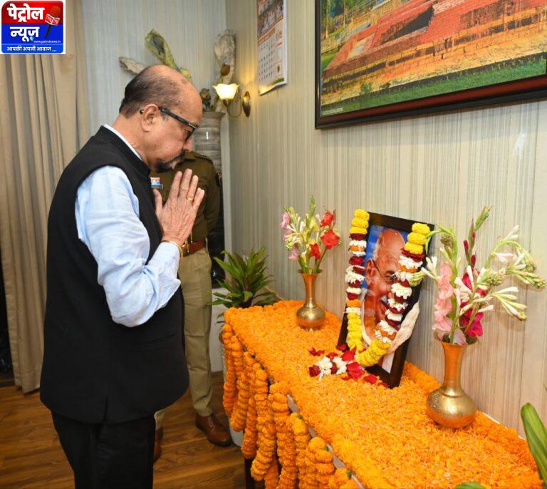 CG: राज्यपाल श्री डेका ने राष्ट्रपिता महात्मा गांधी को दी श्रद्धांजलि