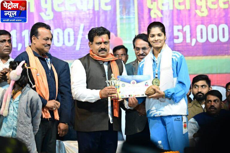 CG: उपमुख्यमंत्री ने स्वर्ण पदक जीतने वाली कवर्धा की बेटी का किया सम्मान
