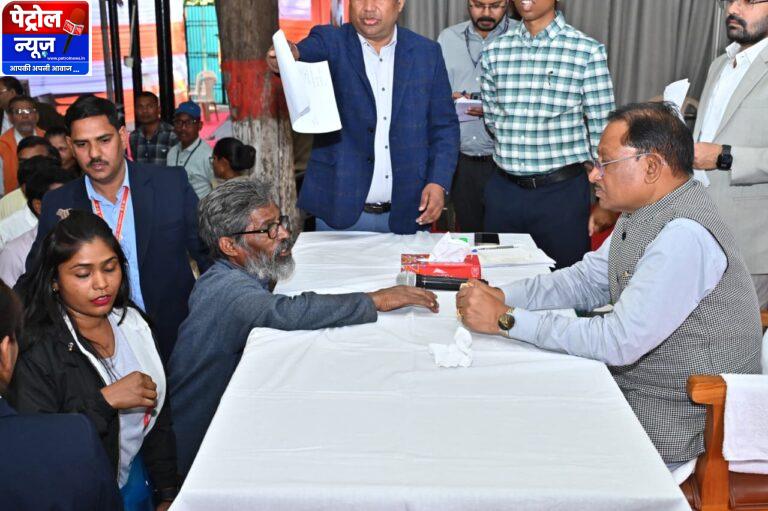 CG: जनदर्शन में 60 वर्षीय अविवाहित श्रमिक का बना राशन कार्ड