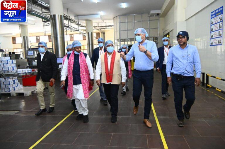 CG: उपमुख्यमंत्री एवं वन मंत्री ने पशुपालकों एवं बिहान दीदियों के साथ किया आधुनिक डेयरियों का भ्रमण