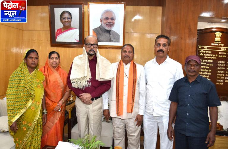 CG: राज्यपाल से राष्ट्रपति पुरस्कार प्राप्त ढोकरा शिल्प कलाकारों ने की सौजन्य भेंट