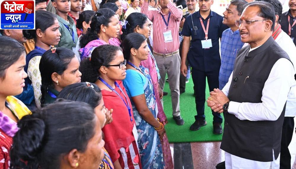 CG: मुख्यधारा की ओर लौटता विश्वास : 140 आत्मसमर्पित नक्सलियों ने मुख्यमंत्री से की मुलाकात