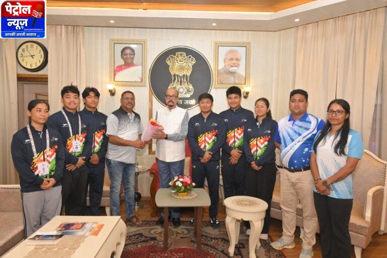 CG: असम के तैराकों ने राज्यपाल श्री डेका से की सौजन्य भेंट