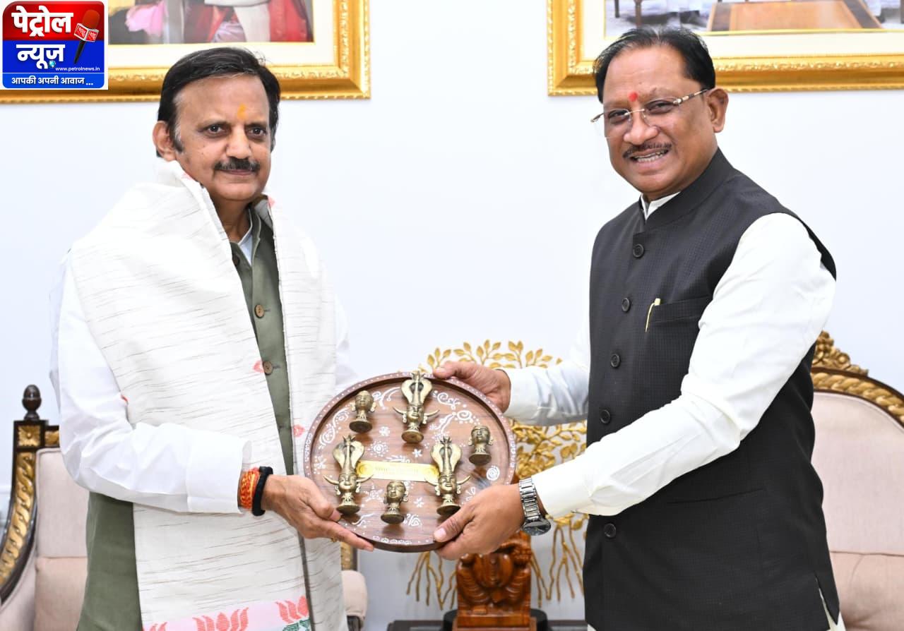 CG: मुख्यमंत्री से मध्यप्रदेश के उपमुख्यमंत्री राजेंद्र शुक्ला ने की सौजन्य मुलाकात