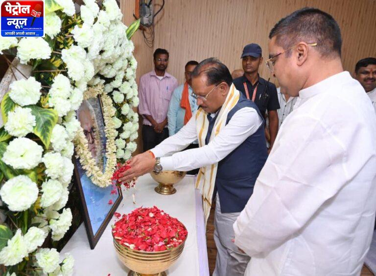 मुख्यमंत्री श्री विष्णुदेव साय ने स्वर्गीय दिनेश सेन को दी श्रद्धांजलि : शोक संतप्त परिवार से की मुलाकात