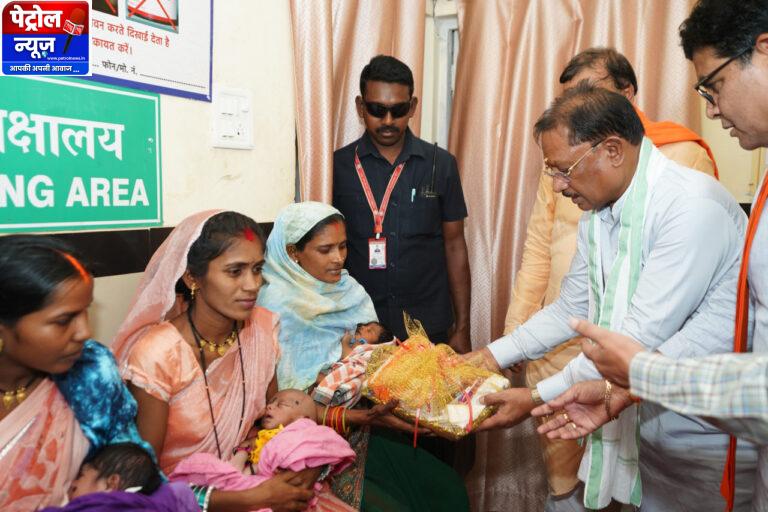मुख्यमंत्री विष्णु देव साय ने धात्री महिलाओं को वितरित की बेबी किट, आयुष्मान आरोग्य मंदिर करही बाजार में महिलाओं से की आत्मीय चर्चा….