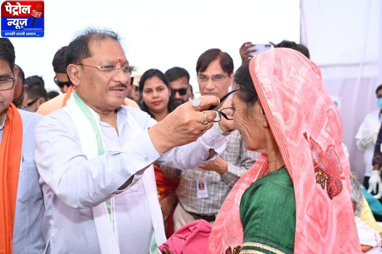 मुख्यमंत्री विष्णु देव साय ने हितग्राहियों को अपने हाथों से पहनाया नजर का चश्मा