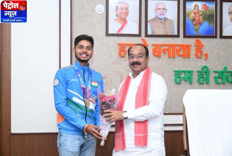 CG: उप मुख्यमंत्री अरुण साव से छत्तीसगढ़ के अंतरराष्ट्रीय शूटर दिव्यांशु ने की मुलाकात