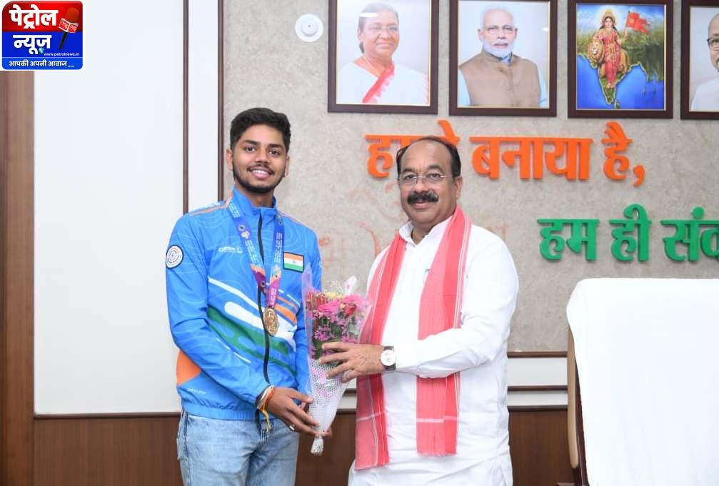 CG: उप मुख्यमंत्री अरुण साव से छत्तीसगढ़ के अंतरराष्ट्रीय शूटर दिव्यांशु ने की मुलाकात