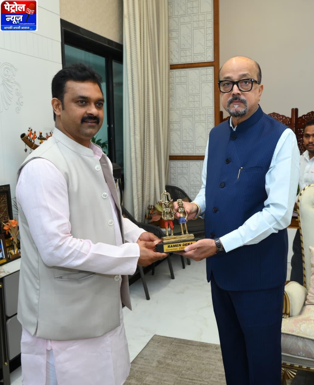 CG: राज्यपाल श्री डेका से केन्द्रीय ग्रामीण विकास राज्य मंत्री श्री पासवान ने किया सौजन्य भेंट