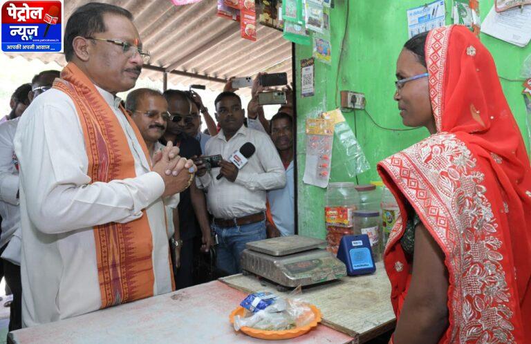 CG: सुशासन तिहार: मुख्यमंत्री साय पहुंचे ‘लखपति दीदी’ सुमिला की किराना दुकान