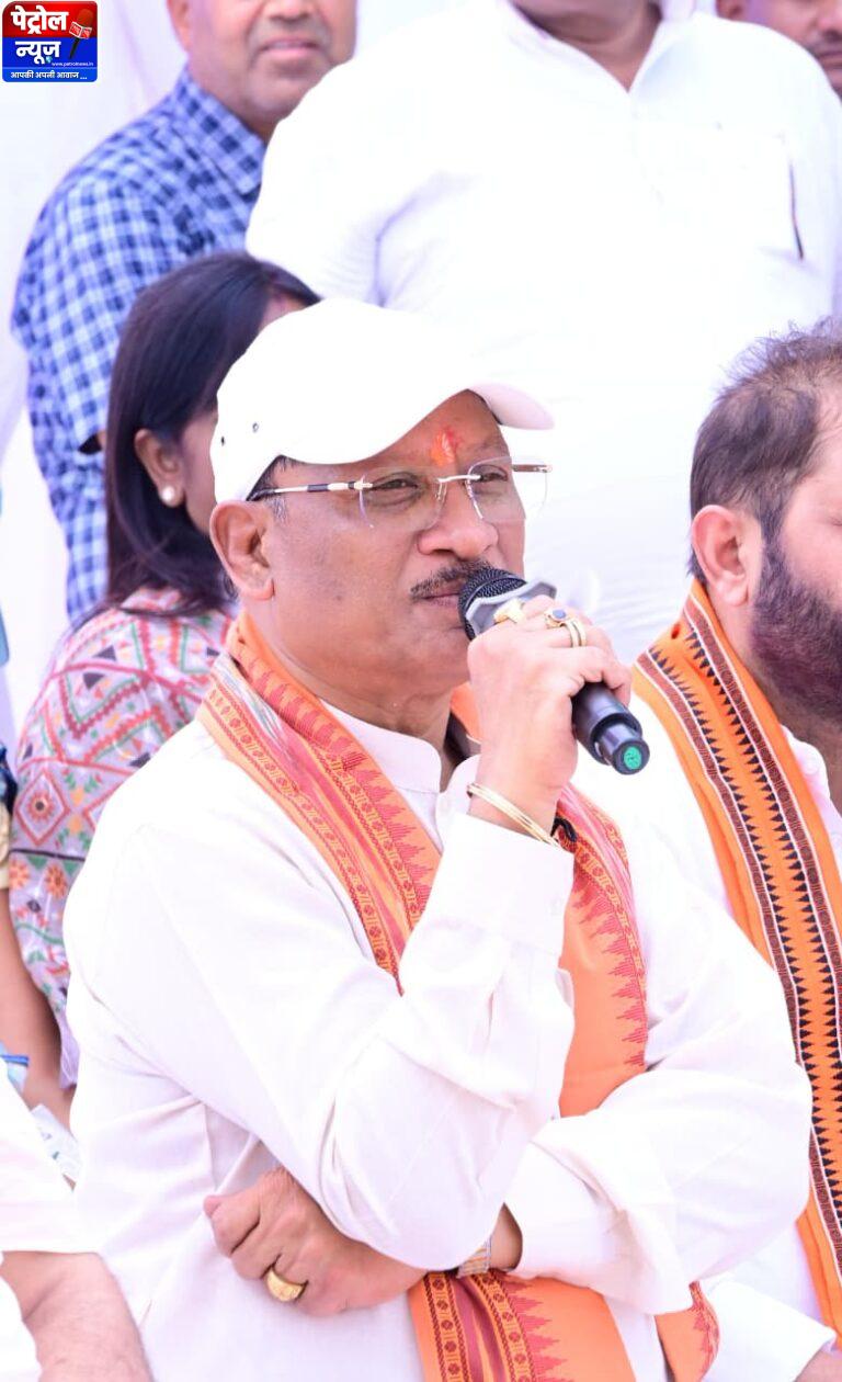CG : सरगुजा जिले के ग्राम सिलमा में अचानक उतरा मुख्यमंत्री श्री साय का हेलीकॉप्टर