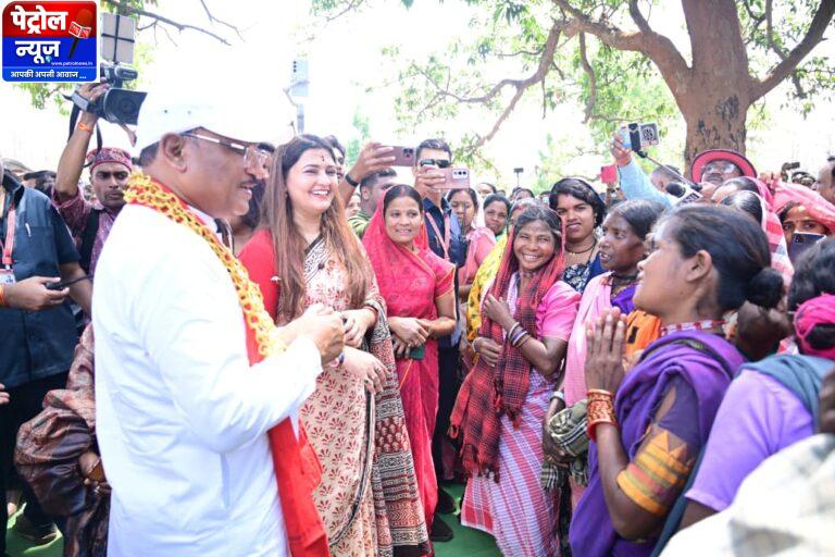 CG: एक चौपाल ऐसा भी जहाँ खुशियों और तालियों की रही गूंज