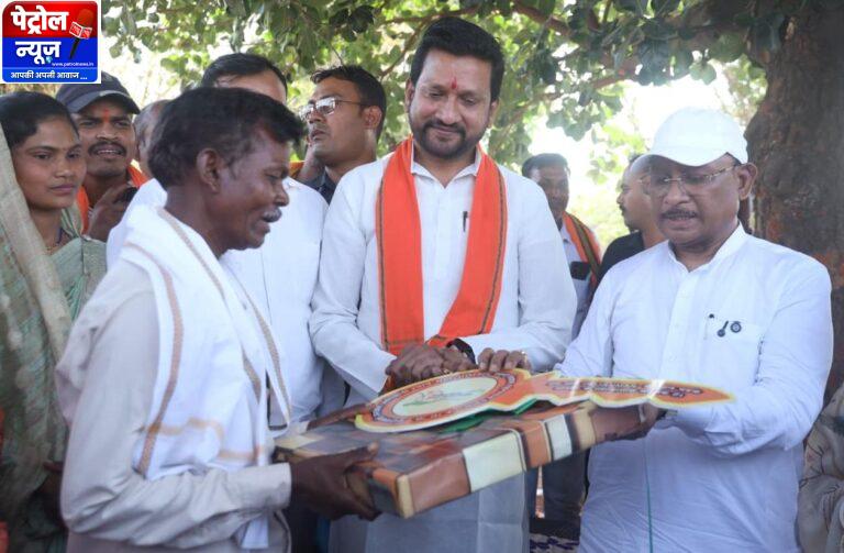 CG: सुशासन तिहार : मुख्यमंत्री विष्णु देव साय ने पीएम जनमन के हितग्राही को सौंपी खुशियों की चाबी