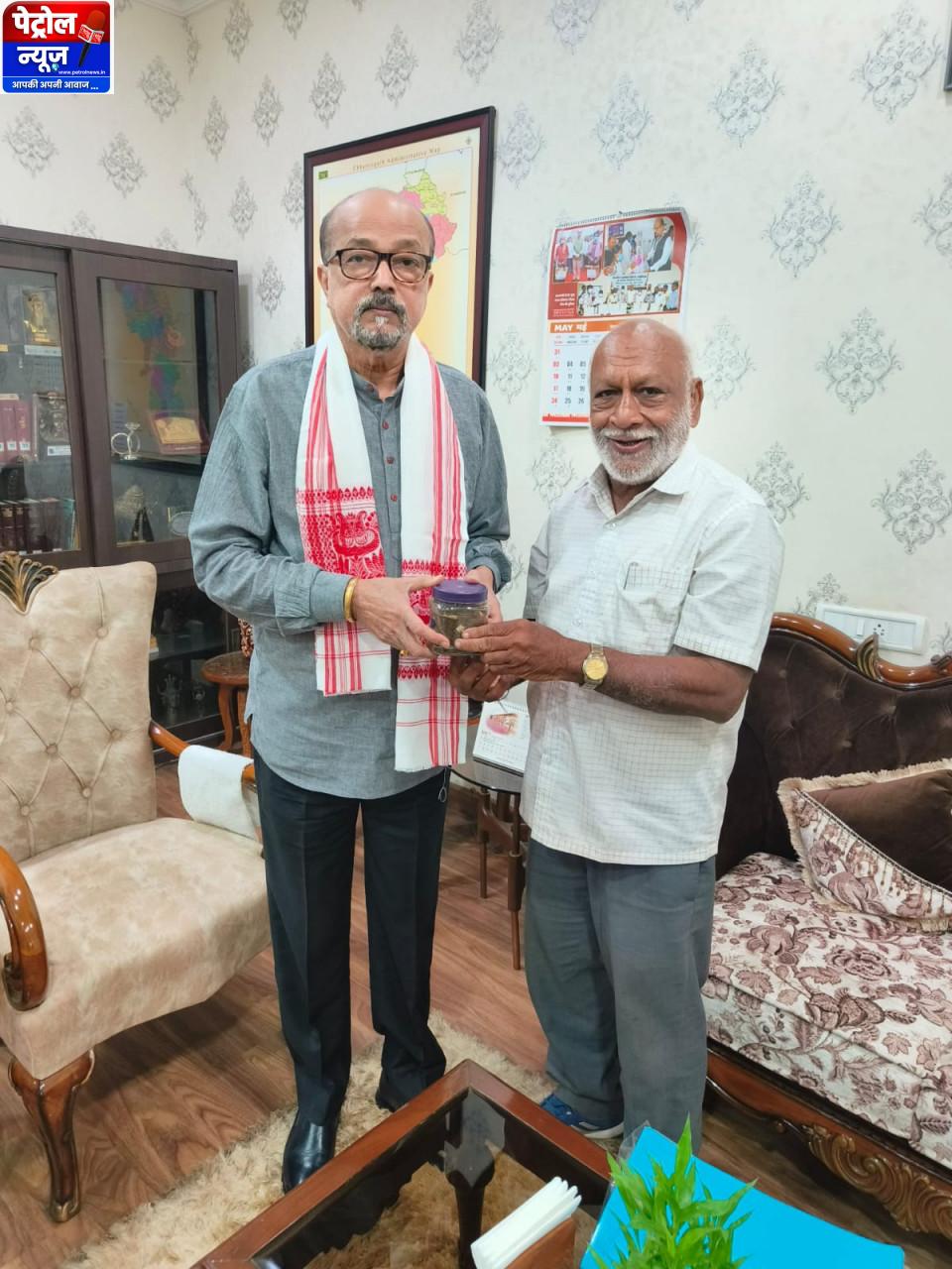 ’छत्तीसगढ़ चाय व्यापारी संघ के उपाध्यक्ष ने की राज्यपाल रमेन डेका से सौजन्य भेंट’….
