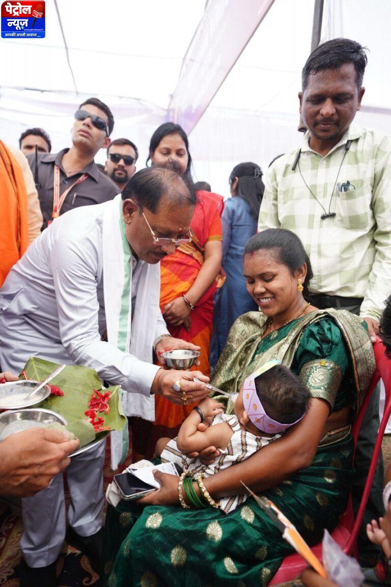 ’मुख्यमंत्री विष्णु देव साय ने बच्चों को कराया अन्नप्राशन, गर्भवती महिलाओं की गोदभराई कार्यक्रम में दी शुभकामनाएं’….