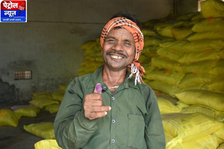 समितियो में खाद- बीज़ लेने किसानों में उत्साह,सुगम व्यवस्था से जताई संतुष्टि