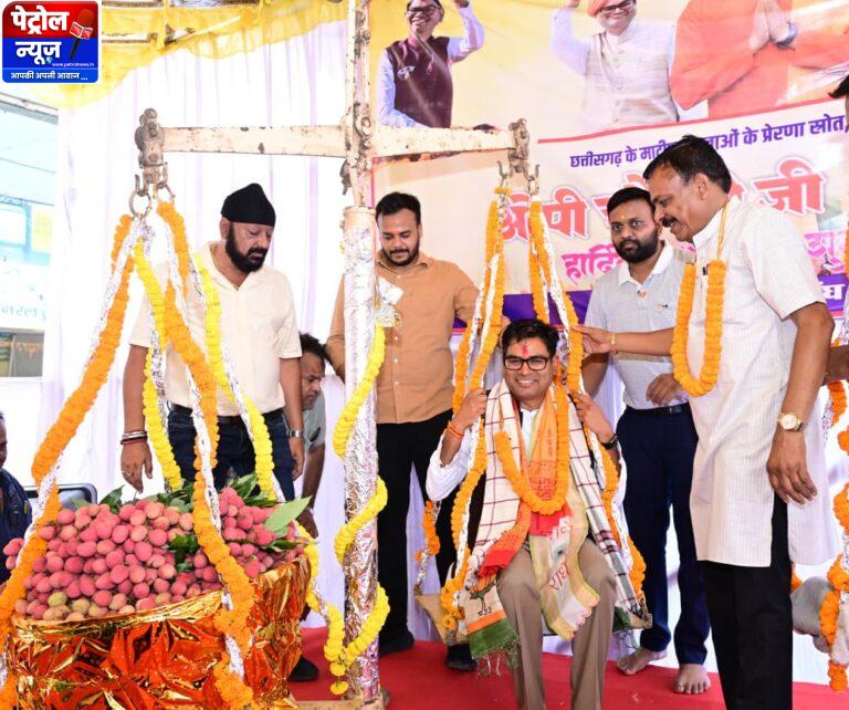 जन्मदिवस पर मौसमी फलों और लड्डू से तौले गए वित्त मंत्री श्री ओपी चौधरी