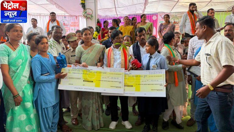 बस्तर की बेटियों ने पेश की सफलता की मिसाल, तेंदूपत्ता संग्राहक परिवारों की रुद्राणी और डालेश्वरी ने बढ़ाई अंचल की शान
