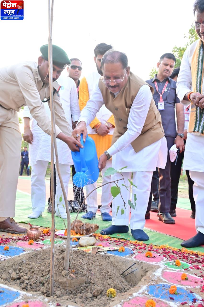 मुख्यमंत्री श्री विष्णु देव साय ने ‘एक पेड़ मां के नाम’ अभियान के तहत किया पीपल का पौधारोपण