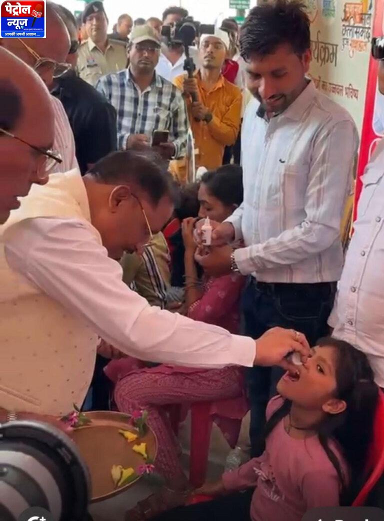 चंद्रनाहू कुर्मी-क्षत्रिय समाज के केंद्रीय अधिवेशन में मुख्यमंत्री ने बच्चों को कराया स्वर्णप्राशन