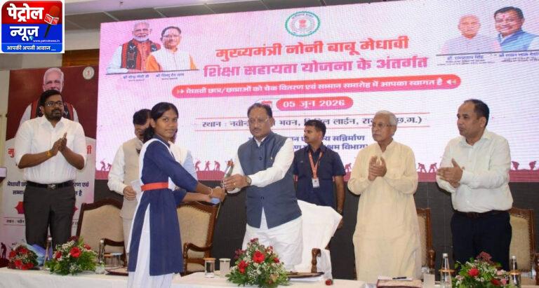 टॉप-10 में आई श्रमिक की बेटी, मुख्यमंत्री साय ने दिए 2 लाख रुपये और स्कूटी अनुदान