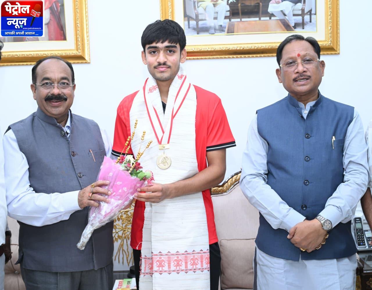 अंडर-18 एशिया कप विजेता हॉकी खिलाड़ी अवि मानिकपुरी ने मुख्यमंत्री श्री विष्णुदेव साय से की सौजन्य भेंट