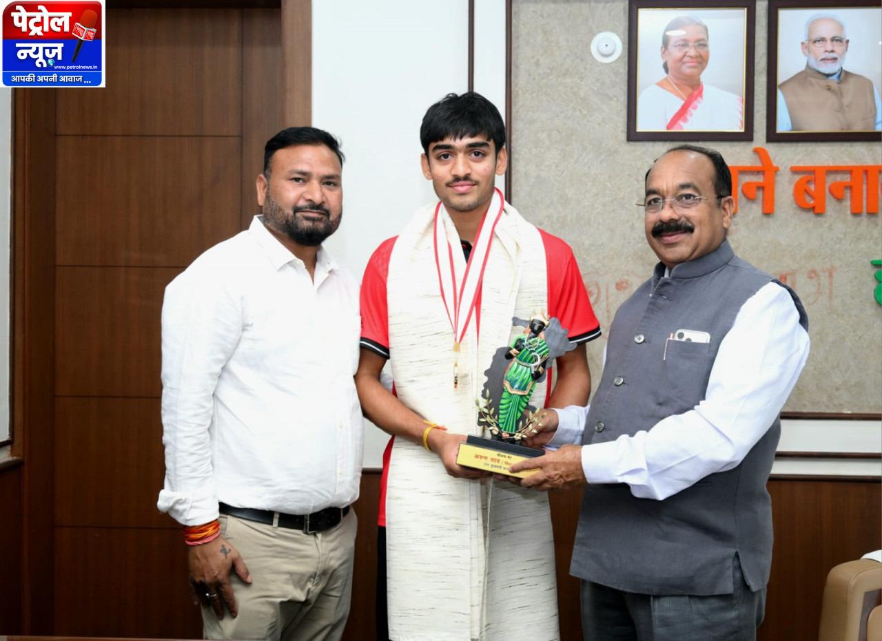 उप मुख्यमंत्री श्री अरुण साव से अंडर-18 एशिया कप विजेता हॉकी खिलाड़ी अवि मानिकपुरी ने की सौजन्य मुलाकात