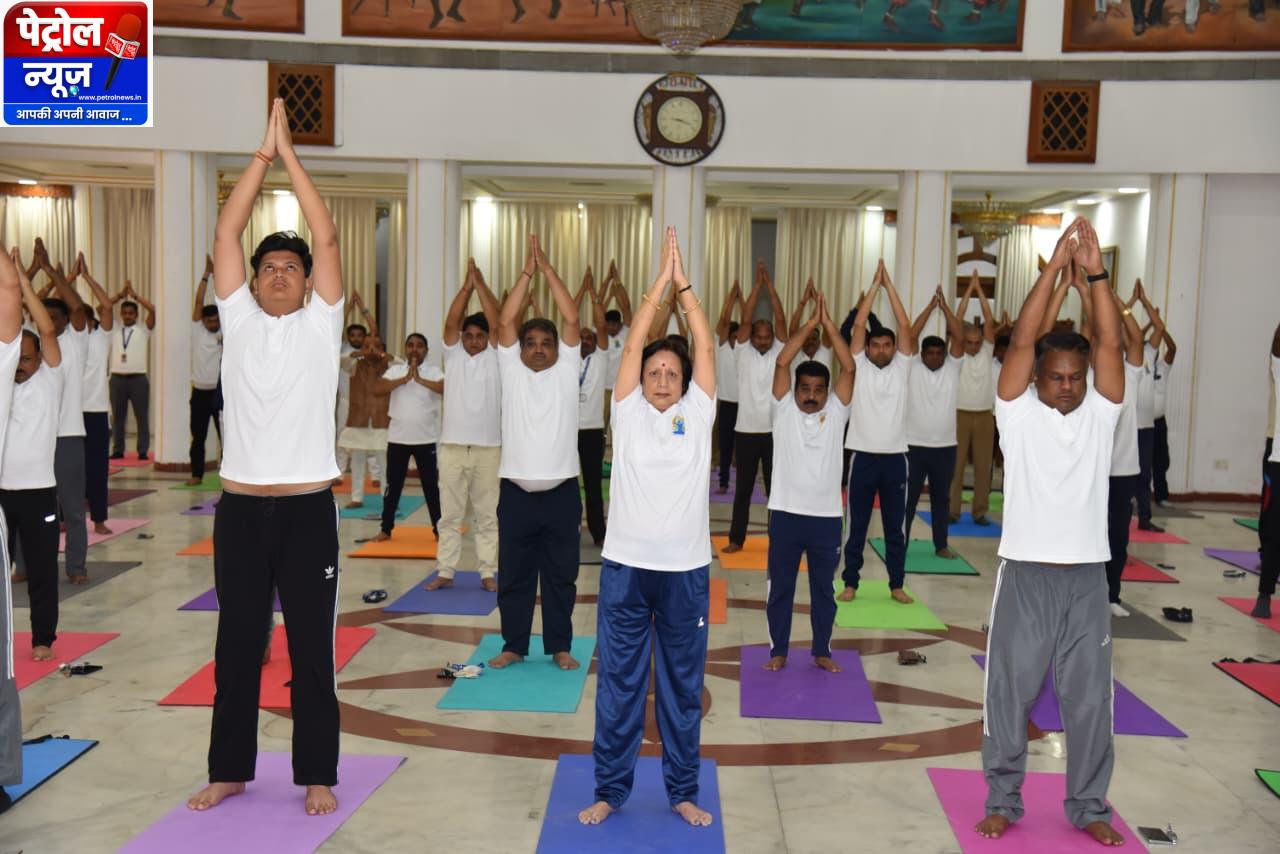 अंतर्राष्ट्रीय योग दिवस पर लोकभवन में किया गया योगाभ्यास