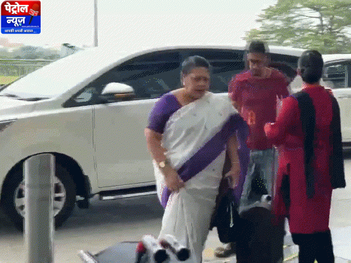 ममता बनर्जी ने सायोनी घोष, माला रॉय को टीएमसी पदों से हटाया