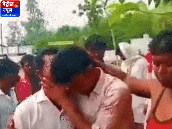 दहेज के लिए बाइक लेकर दूल्हा फरार